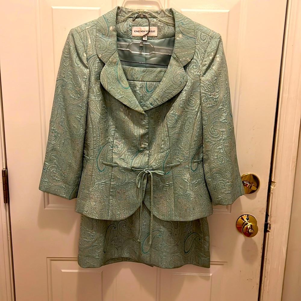Exquisite fitted Jones of New York suit NWT